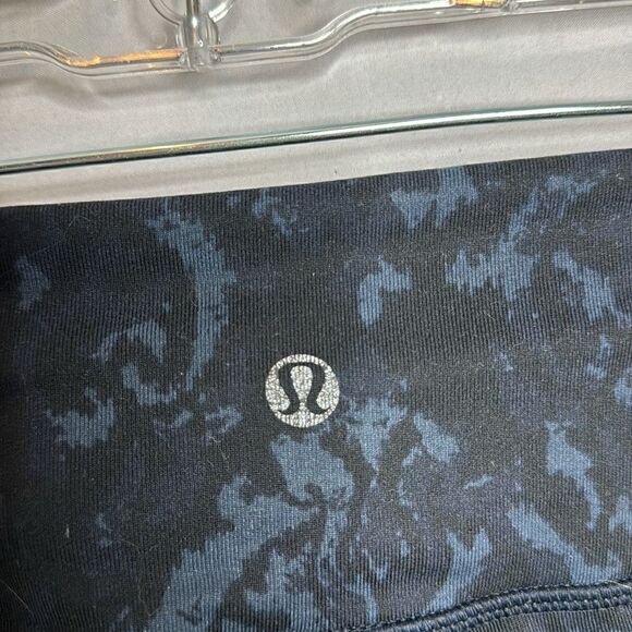 Lululemon Abstract Print/Hidden Stripe Waistband Full Length Leggings. Size 2. - Picture 8 of 9
